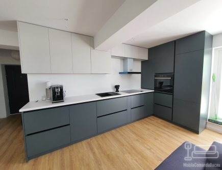 Mobilier de bucătărie din MDF vopsit – blat termorezistent, feronerie Blum (Bacău)