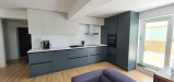 Mobilier de bucătărie din MDF vopsit – blat termorezistent, feronerie Blum (Bacău)