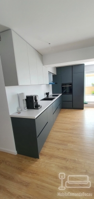 Mobilier de bucătărie din MDF vopsit – blat termorezistent, feronerie Blum (Bacău)