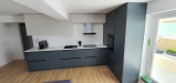 Mobilier de bucătărie din MDF vopsit – blat termorezistent, feronerie Blum (Bacău)