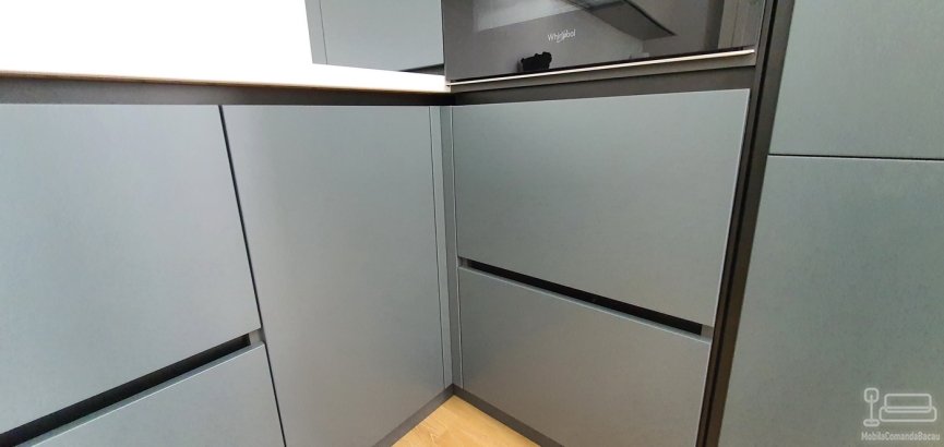 Mobilier de bucătărie din MDF vopsit – blat termorezistent, feronerie Blum (Bacău)
