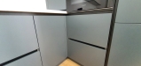 Mobilier de bucătărie din MDF vopsit – blat termorezistent, feronerie Blum (Bacău)