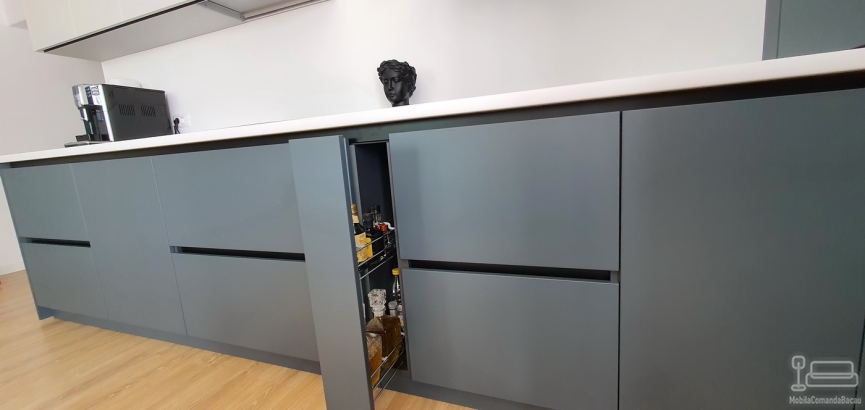 Mobilier de bucătărie din MDF vopsit – blat termorezistent, feronerie Blum (Bacău)