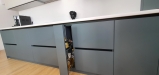 Mobilier de bucătărie din MDF vopsit – blat termorezistent, feronerie Blum (Bacău)