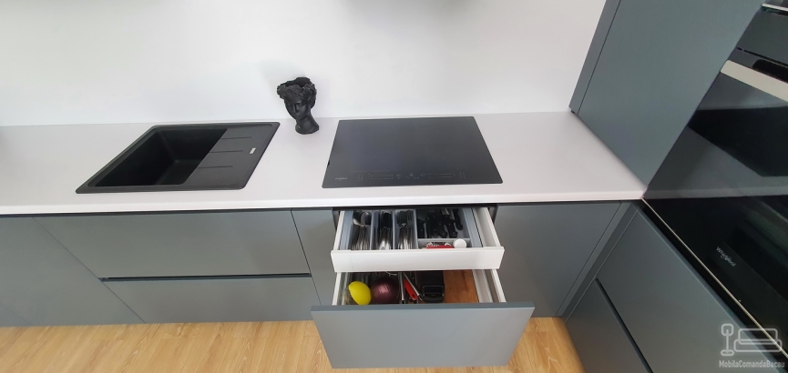 Mobilier de bucătărie din MDF vopsit – blat termorezistent, feronerie Blum (Bacău)