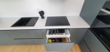 Mobilier de bucătărie din MDF vopsit – blat termorezistent, feronerie Blum (Bacău)