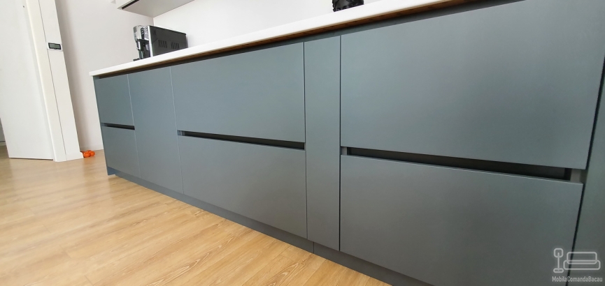 Mobilier de bucătărie din MDF vopsit – blat termorezistent, feronerie Blum (Bacău)