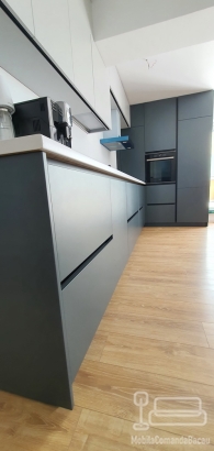 Mobilier de bucătărie din MDF vopsit – blat termorezistent, feronerie Blum (Bacău)