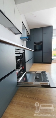 Mobilier de bucătărie din MDF vopsit – blat termorezistent, feronerie Blum (Bacău)
