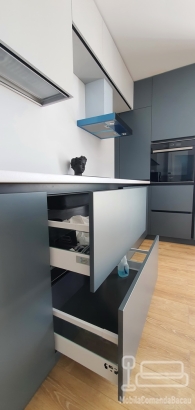 Mobilier de bucătărie din MDF vopsit – blat termorezistent, feronerie Blum (Bacău)