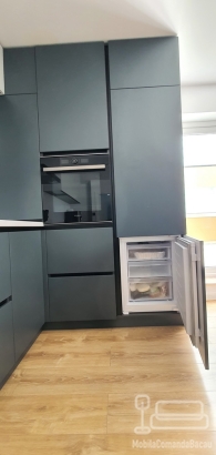 Mobilier de bucătărie din MDF vopsit – blat termorezistent, feronerie Blum (Bacău)