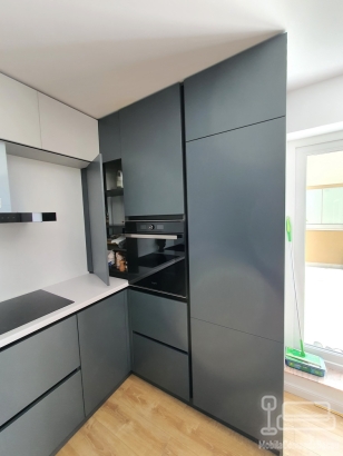 Mobilier de bucătărie din MDF vopsit – blat termorezistent, feronerie Blum (Bacău)