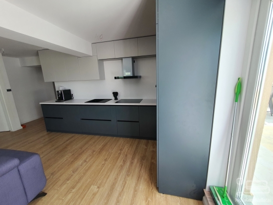 Mobilier de bucătărie din MDF vopsit – blat termorezistent, feronerie Blum (Bacău)