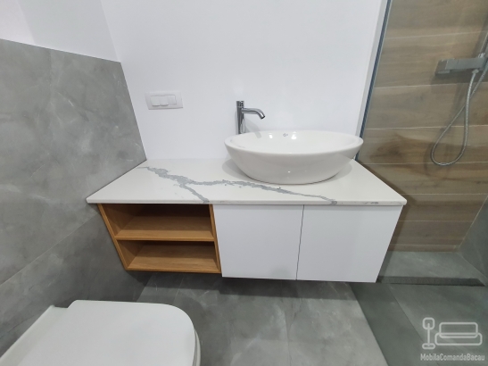 Mobilier baie din MDF cu blat din quartz și feronerie Blum – Bacău