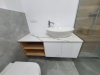Mobilier baie din MDF cu blat din quartz și feronerie Blum – Bacău