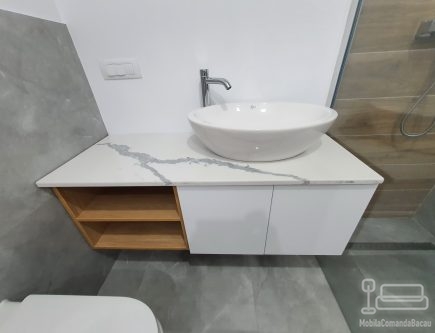 Mobilier baie din MDF cu blat din quartz și feronerie Blum – Bacău