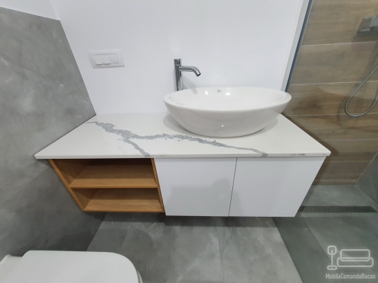Mobilier baie din MDF cu blat din quartz și feronerie Blum – Bacău