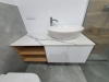Mobilier baie din MDF cu blat din quartz și feronerie Blum – Bacău