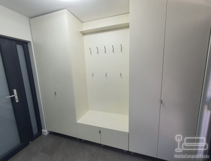 Mobilier hol din MDF vopsit cu feronerie Blum – realizat la comandă, montaj în Bacău
