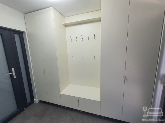 Mobilier hol din MDF vopsit cu feronerie Blum – realizat la comandă, montaj în Bacău