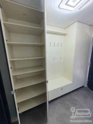 Mobilier hol din MDF vopsit cu feronerie Blum – realizat la comandă, montaj în Bacău