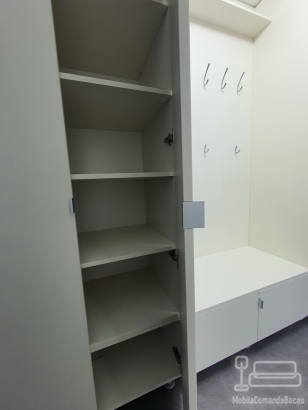 Mobilier hol din MDF vopsit cu feronerie Blum – realizat la comandă, montaj în Bacău