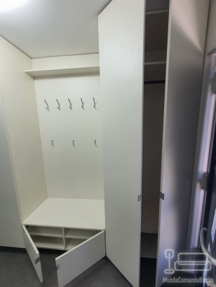 Mobilier hol din MDF vopsit cu feronerie Blum – realizat la comandă, montaj în Bacău