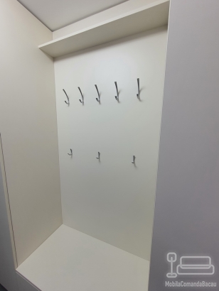 Mobilier hol din MDF vopsit cu feronerie Blum – realizat la comandă, montaj în Bacău