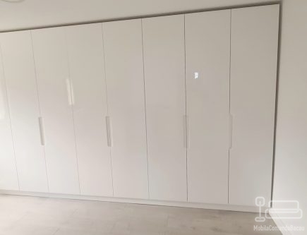 Mobilier cameră dressing din MDF vopsit lucios, cu iluminare integrată și feronerie Blum