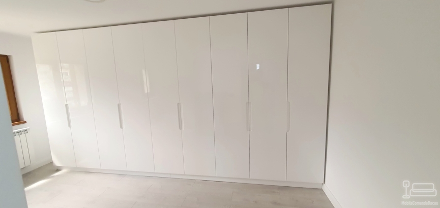 Mobilier cameră dressing din MDF vopsit lucios, cu iluminare integrată și feronerie Blum