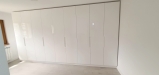 Mobilier cameră dressing din MDF vopsit lucios, cu iluminare integrată și feronerie Blum