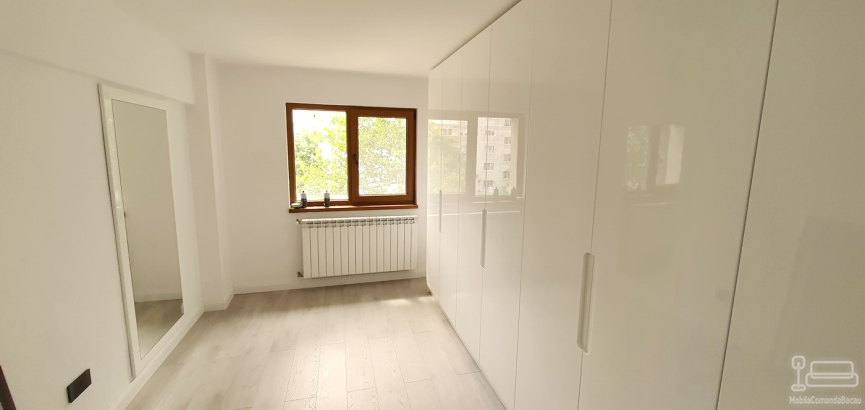 Mobilier cameră dressing din MDF vopsit lucios, cu iluminare integrată și feronerie Blum