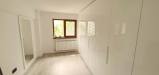 Mobilier cameră dressing din MDF vopsit lucios, cu iluminare integrată și feronerie Blum