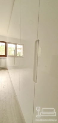 Mobilier cameră dressing din MDF vopsit lucios, cu iluminare integrată și feronerie Blum