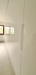 Mobilier cameră dressing din MDF vopsit lucios, cu iluminare integrată și feronerie Blum