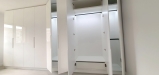 Mobilier cameră dressing din MDF vopsit lucios, cu iluminare integrată și feronerie Blum