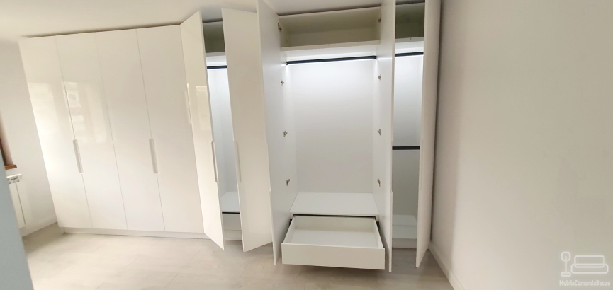 Mobilier cameră dressing din MDF vopsit lucios, cu iluminare integrată și feronerie Blum