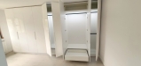 Mobilier cameră dressing din MDF vopsit lucios, cu iluminare integrată și feronerie Blum