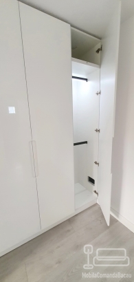 Mobilier cameră dressing din MDF vopsit lucios, cu iluminare integrată și feronerie Blum