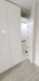 Mobilier cameră dressing din MDF vopsit lucios, cu iluminare integrată și feronerie Blum