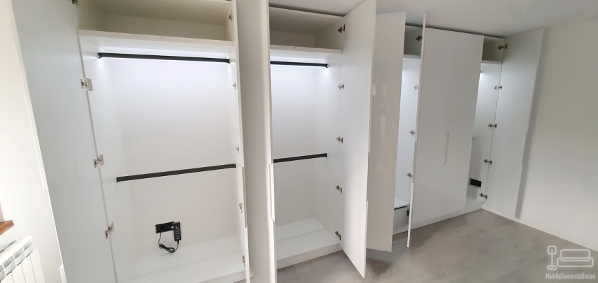 Mobilier cameră dressing din MDF vopsit lucios, cu iluminare integrată și feronerie Blum
