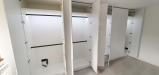 Mobilier cameră dressing din MDF vopsit lucios, cu iluminare integrată și feronerie Blum