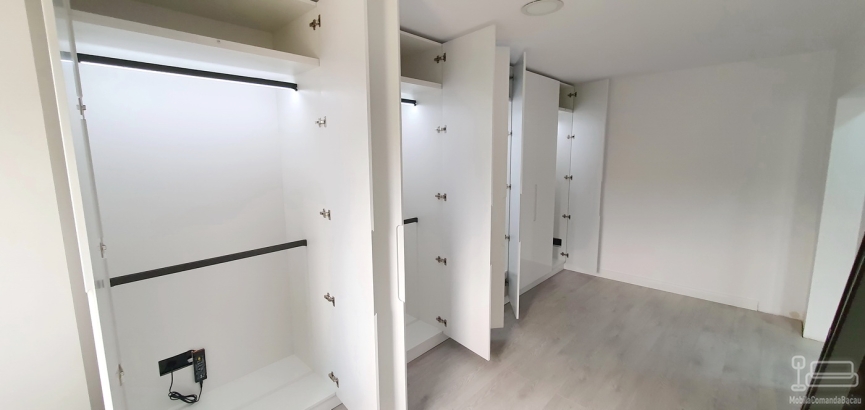 Mobilier cameră dressing din MDF vopsit lucios, cu iluminare integrată și feronerie Blum