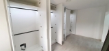 Mobilier cameră dressing din MDF vopsit lucios, cu iluminare integrată și feronerie Blum