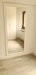 Mobilier cameră dressing din MDF vopsit lucios, cu iluminare integrată și feronerie Blum