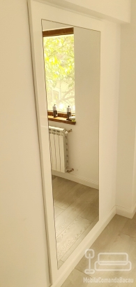 Mobilier cameră dressing din MDF vopsit lucios, cu iluminare integrată și feronerie Blum