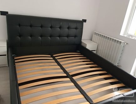 Mobilier de dormitor din PAL cu pat tapițat și comodă cu profile Gola negre