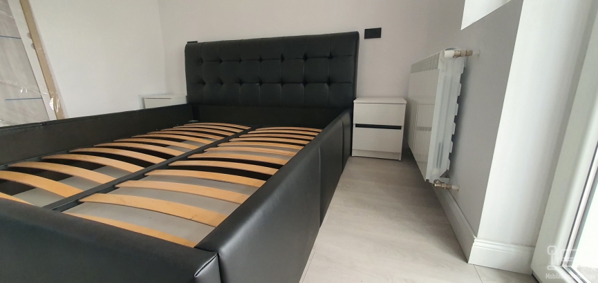 Mobilier de dormitor din PAL cu pat tapițat și comodă cu profile Gola negre