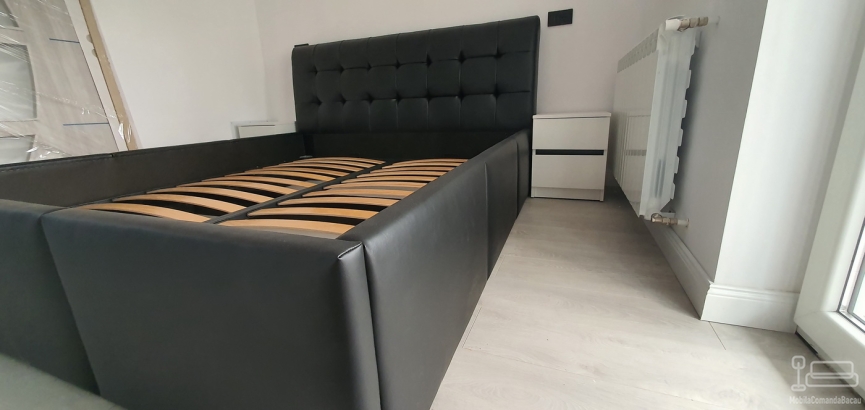 Mobilier de dormitor din PAL cu pat tapițat și comodă cu profile Gola negre