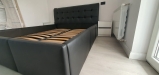 Mobilier de dormitor din PAL cu pat tapițat și comodă cu profile Gola negre